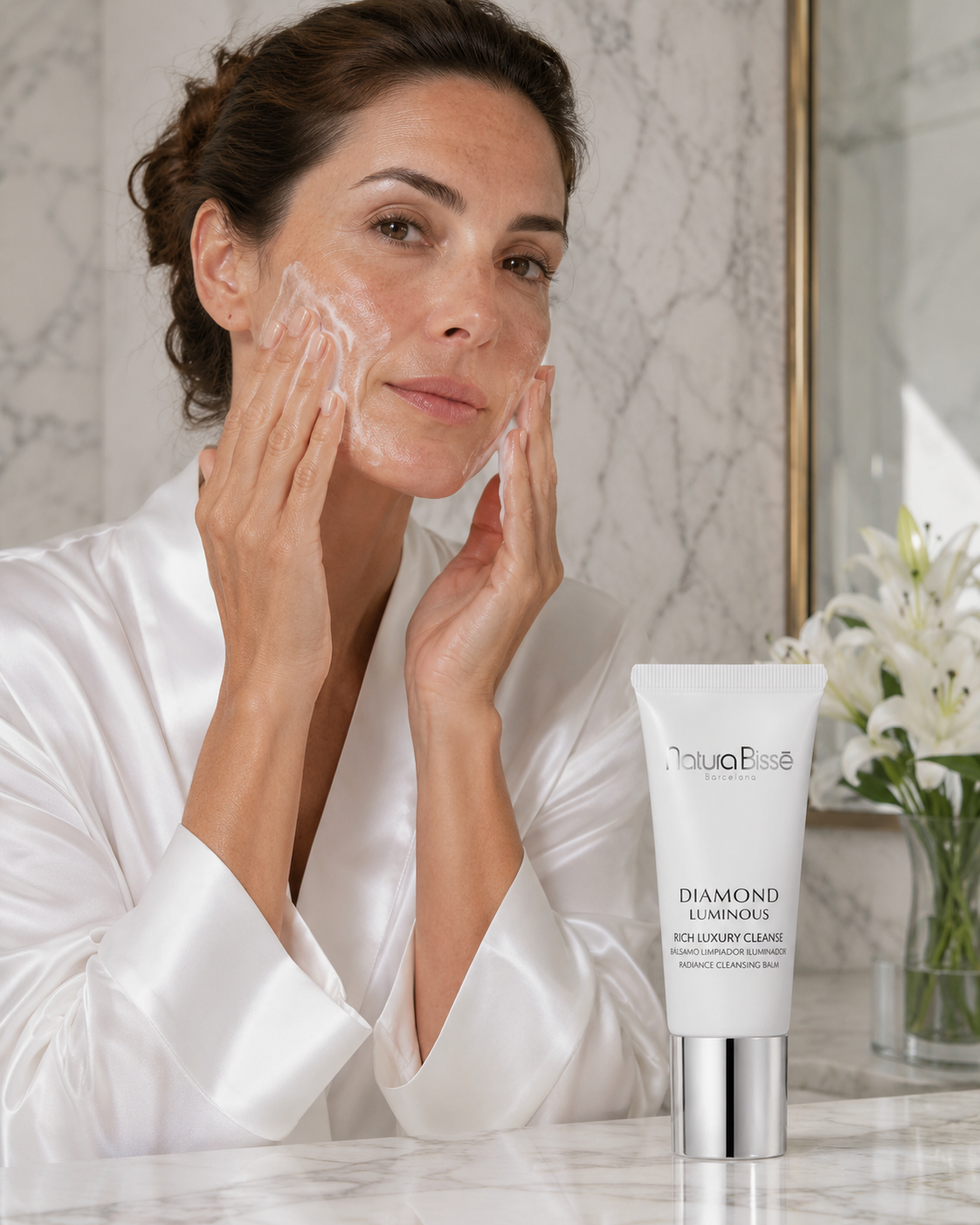 Paso 01 — Limpieza Luminosa con Diamond Luminous Rich Luxury Cleanse
