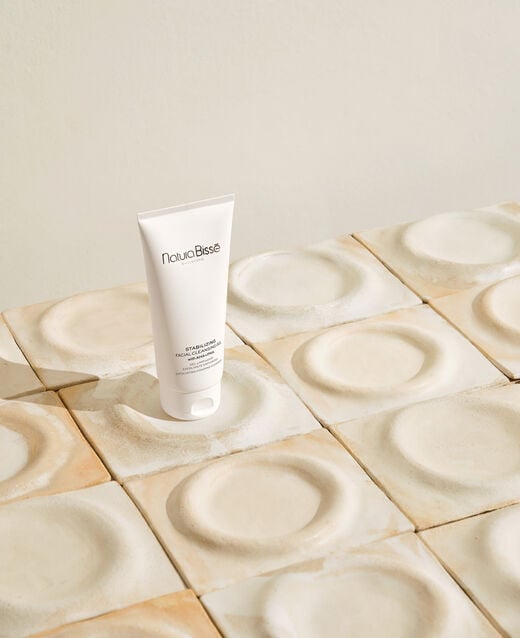 Stabilizing facial cleansing gel with aha + pha de Natura Bisse - tratamiento cosmético profesional