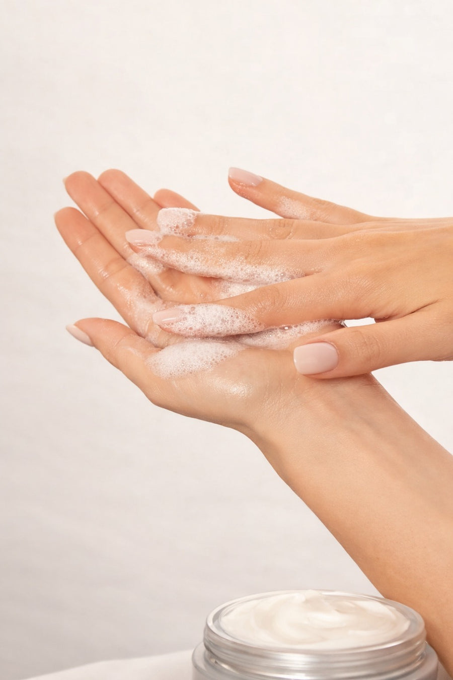 Repairing Shampoo aplicado en piel - Natura Bissé - Natura Bisse cosmética profesional