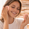 C+C Vitamin Micellar Cleansing Water aplicado en piel - Natura Bissé