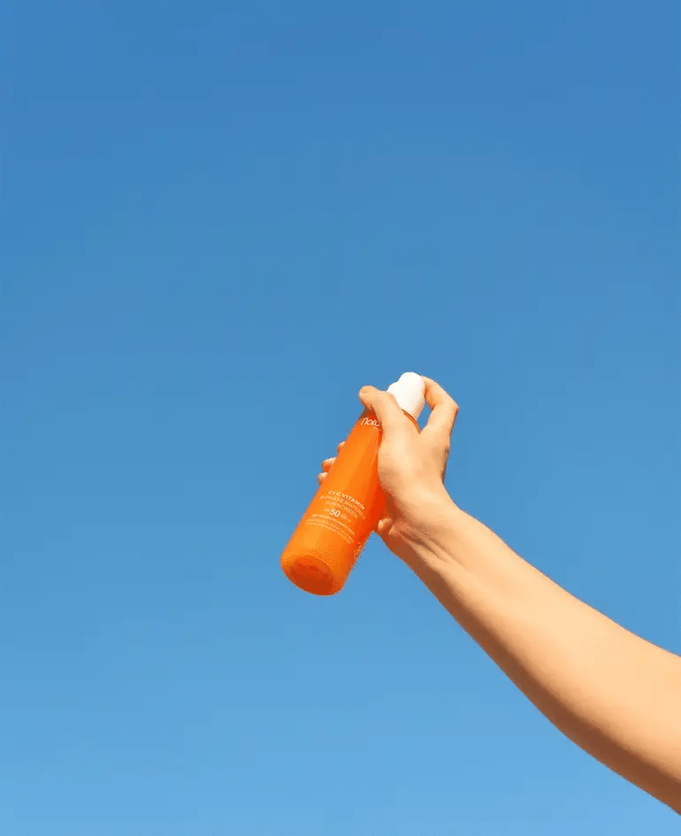 C+C Vitamin SPF 50 Bi-phase Invisible Sunscreen aplicado en piel - Natura Bissé - Natura Bisse cosmética profesional