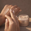 Aplicación de Diamond Cocoon Sheer Cream SPF 30 Pa++ - Natura Bissé