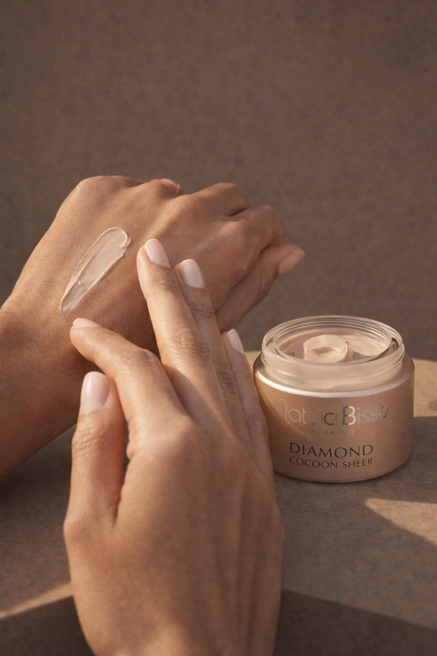 Aplicación de Diamond Cocoon Sheer Cream SPF 30 Pa++ - Natura Bissé - Natura Bisse cosmética profesional