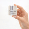 Aplicación de Diamond Extreme Cream Rich Texture · Mini - Natura Bissé
