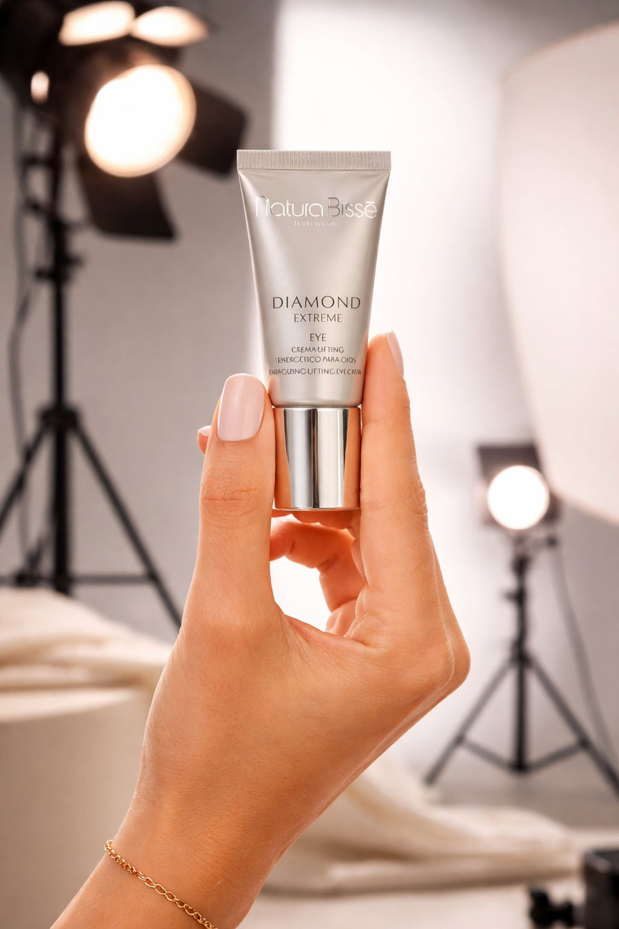 Aplicación de Diamond Extreme Eye · Mini - Natura Bissé - Natura Bisse cosmética profesional